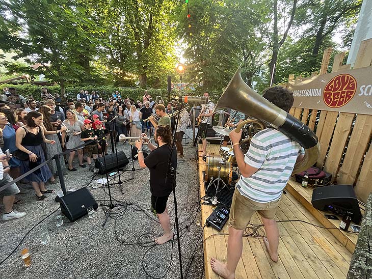 Ein Tag, drei Locations, 150 Stammtische: Zum Jubiläum lädt Schneider Weisse zur großen Stammtischtour 2022 mit LaBrassBanda (©Foto: Martin Schmitz)